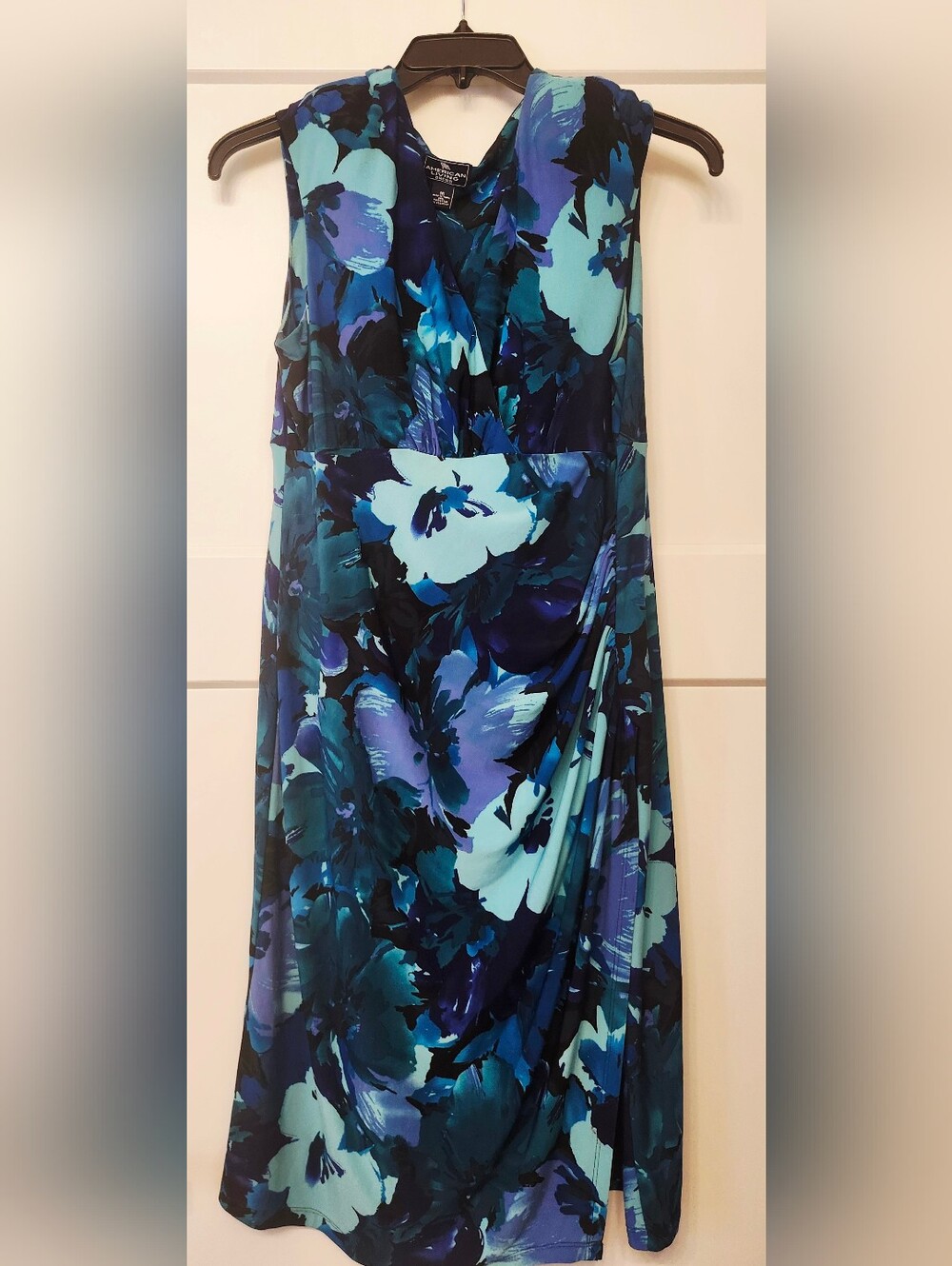 Elegant Figure Flattering Blue Floral Knee Length Dress